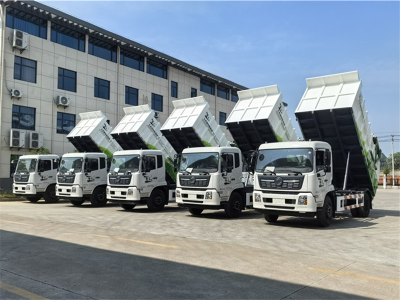 5臺(tái)東風(fēng)天錦垃圾轉(zhuǎn)運(yùn)車整裝待發(fā)